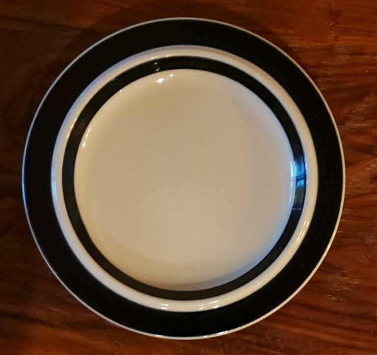 Read more about the article Arabia Finland Ulla Procope Blue Anemone Dinner Plates 10″ (4 Plates)