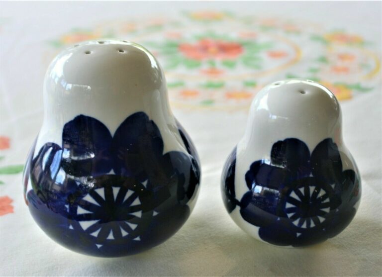 Read more about the article ARABIA FINLAND ATELJE VALENCIA PORCELAIN SALT and PEPPER SET DESIGNED BY GOG 1970s