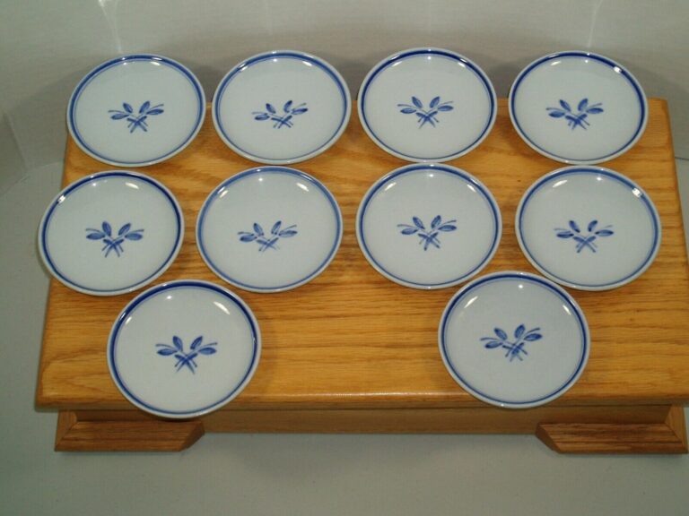Read more about the article VINTAGE ARABIA FINLAND BLUE ROSE? BUTTER PATS LOT OF 10 Mini Plates – Have Chips