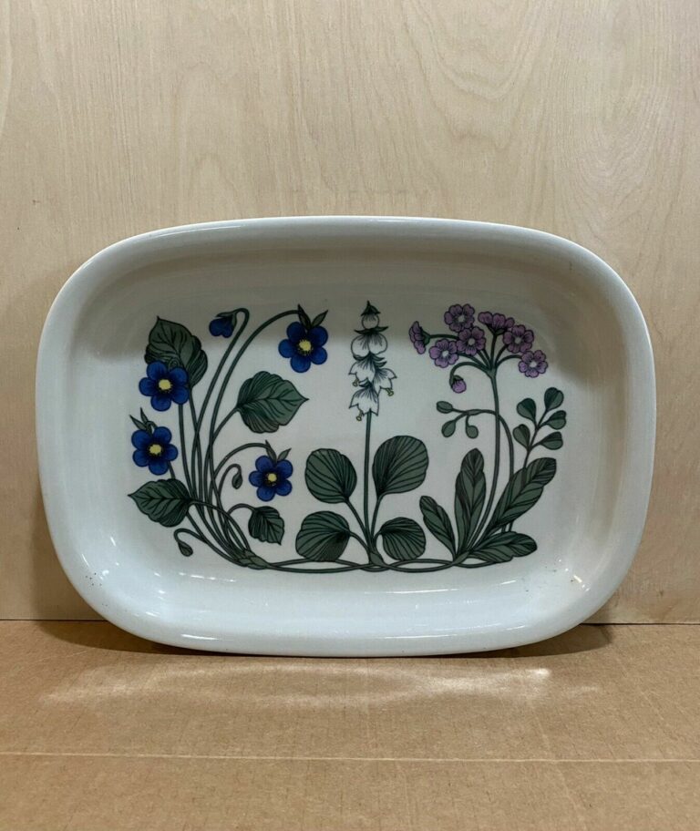 Read more about the article Vintage Arabia Finland Flora 13.5″ x 10″ Rectangular Serving Plate Tray