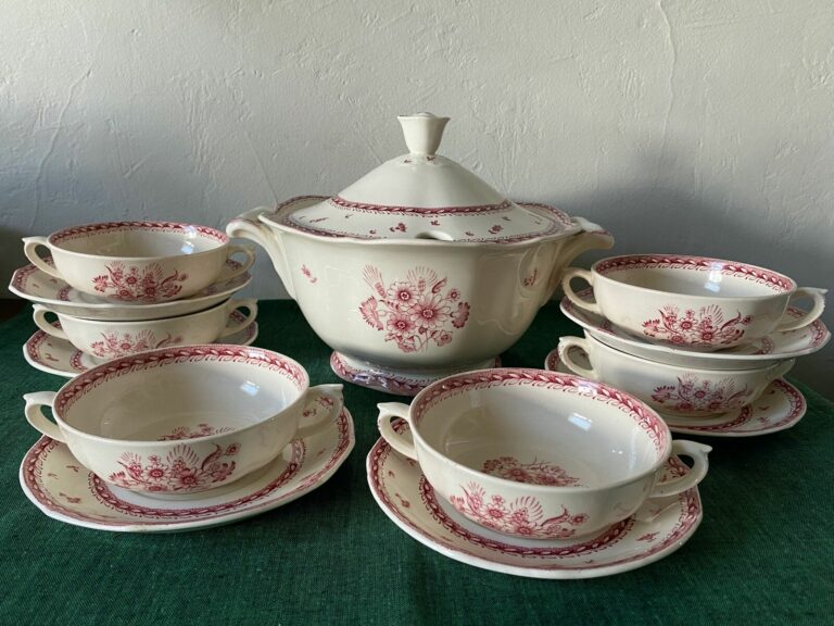 Read more about the article Vintage Arabia of Finland Finn Flower Red Soup TUREEN Cream Soup Bowls Lot