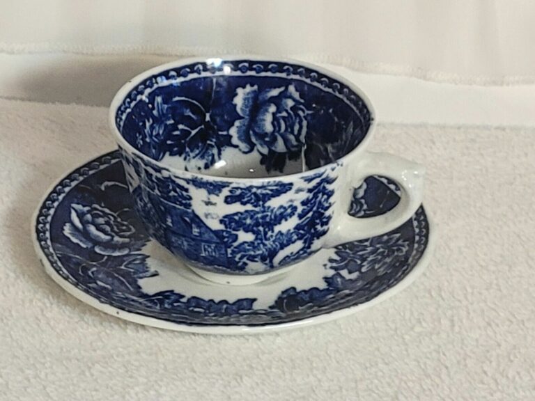 Read more about the article Vintage ARABIA FINLAND Demitasse Cup Saucer Flow Blue Blue Rose