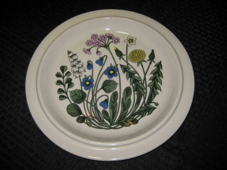 Read more about the article Rare Vintage Arabia of Finland Flora 13” Serving Platter ~  Esteri Tomula ~ EUC