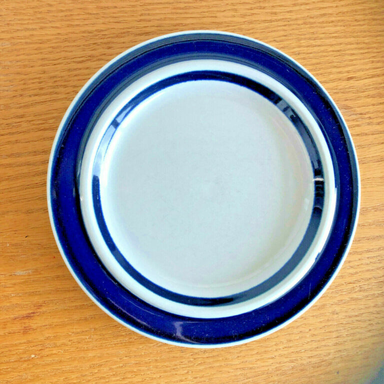 Read more about the article Anemone Blue by Arabia of Finland Blue Bands and Flowers  1 Salad Plate  7 7/8″