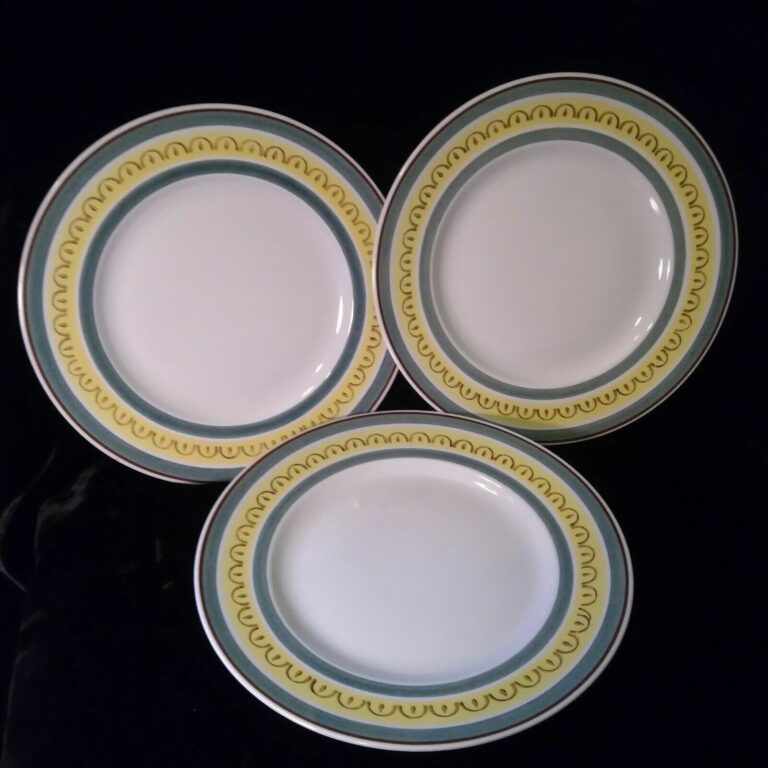 Read more about the article ARABIA FINLAND CROWNBAND lot of 3 Handpainted Dinner Plates  10 3/8”