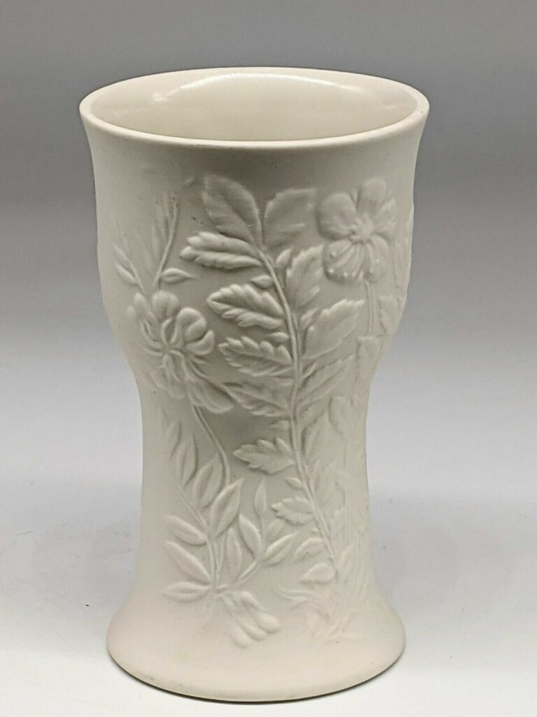 Read more about the article SUVI Arabia of Finland White Bisque floral vase by GUNVOR OLIN-GRONQVIST