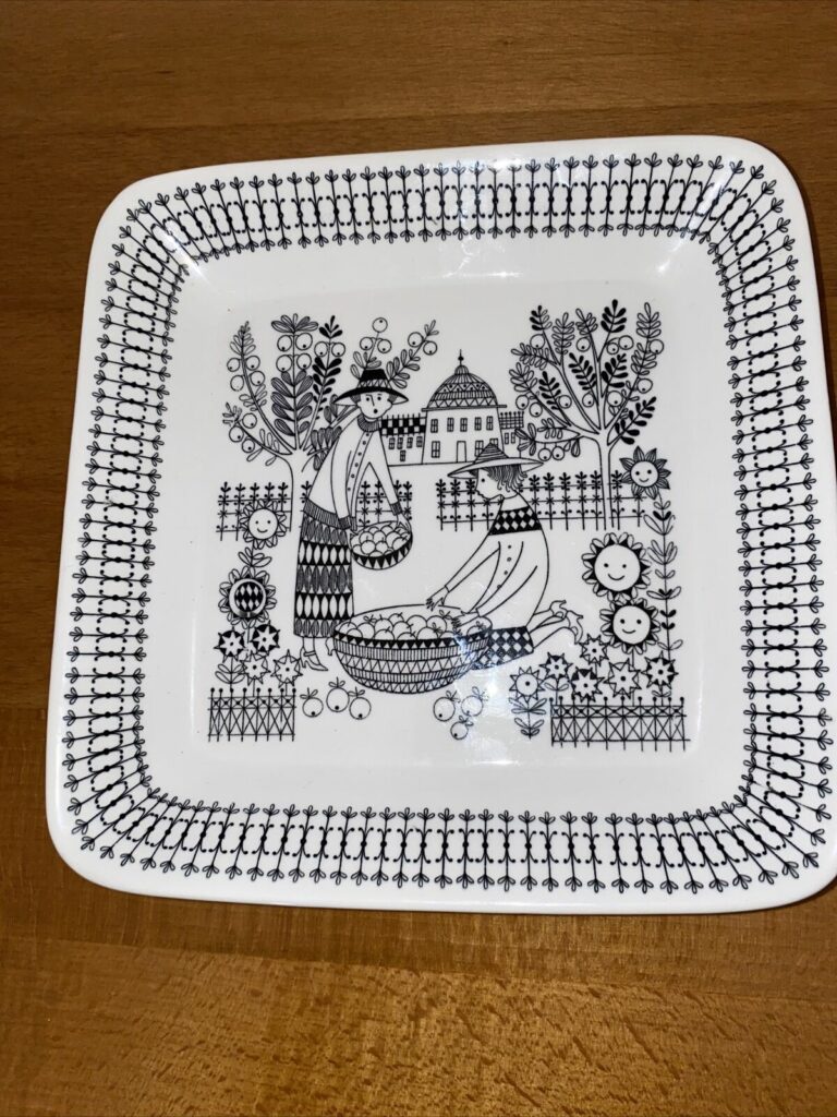 Read more about the article Arabia Finland Emilia 7” square garden Plate Black and White