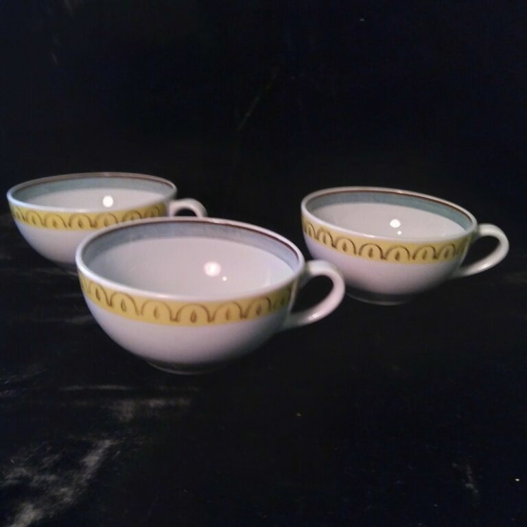 Read more about the article Set of 3 ARABIA FINLAND 8 oz Crown Band Vintage Tea/Coffee Cups Excellent