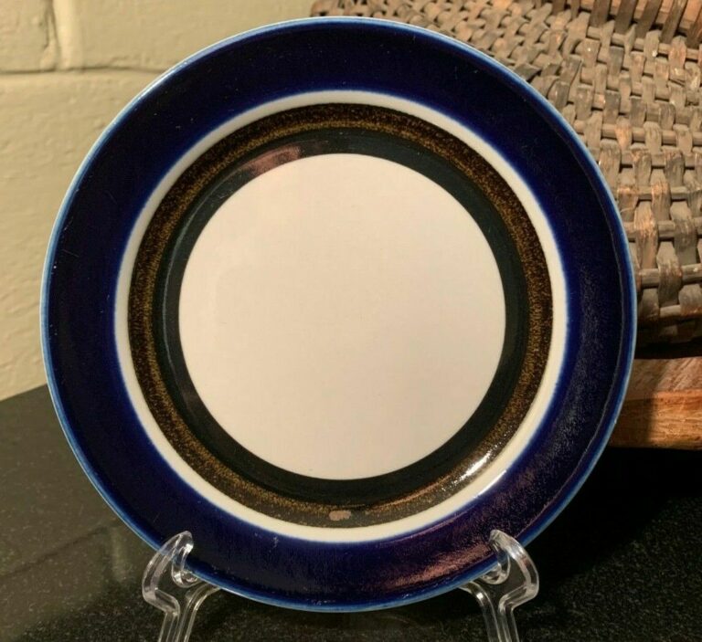 Read more about the article Arabia Saara 6 3/4″ Bread and Butter Plate Blue Brown and Black Hand Painted Finland