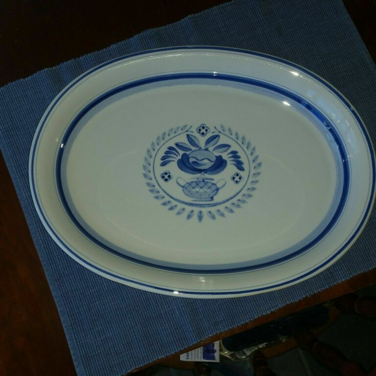 Read more about the article Blue Rose-Arabia of Finland-14.5” Oval Serving Platter Hand Painted Scandinavia