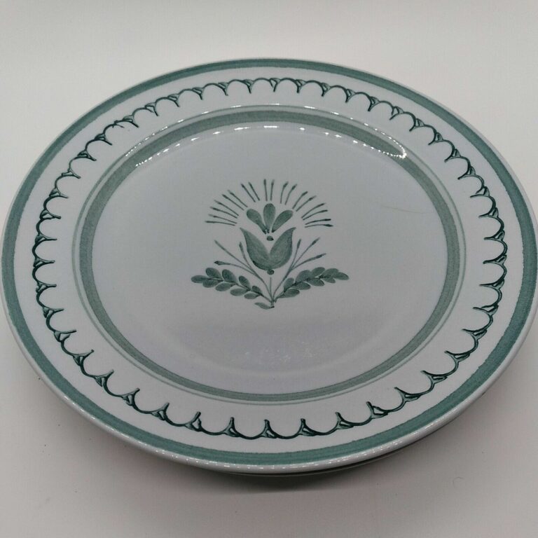 Read more about the article Vtg Arabia Finland green thistle Salad Plates 3