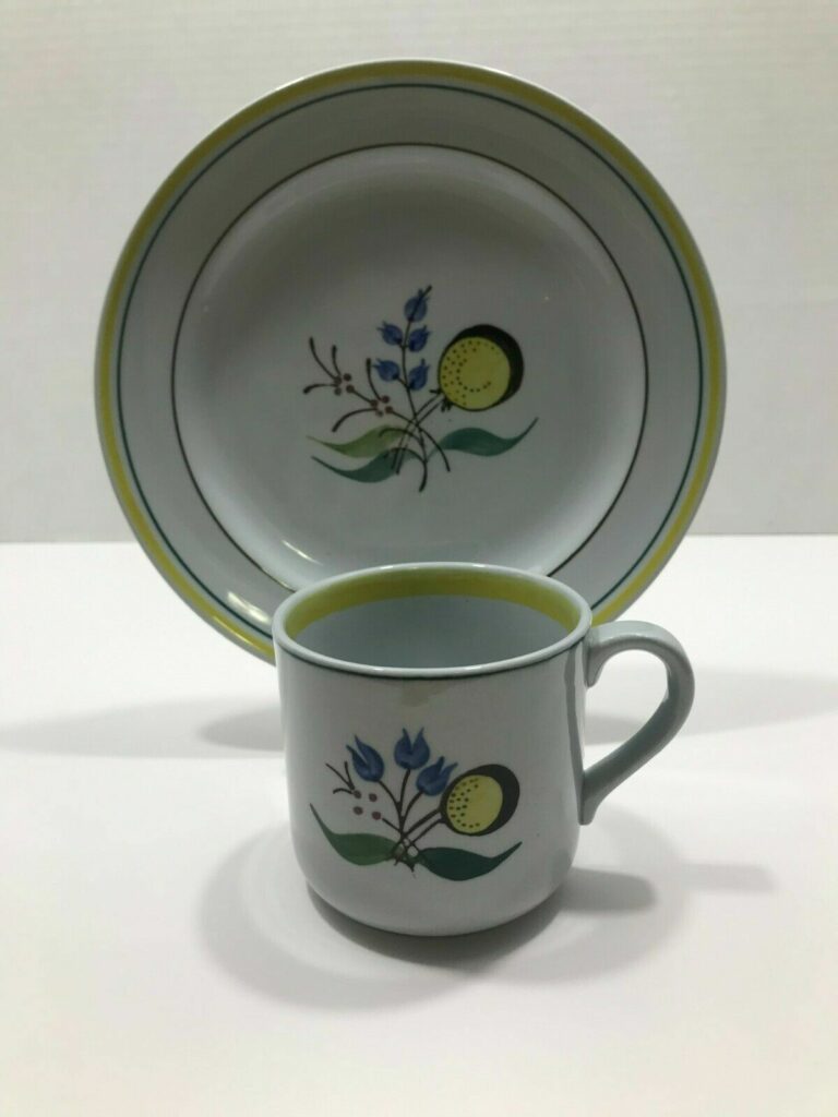 Read more about the article Vintage “Windflower” Arabia Made in Finland snack plate and cup
