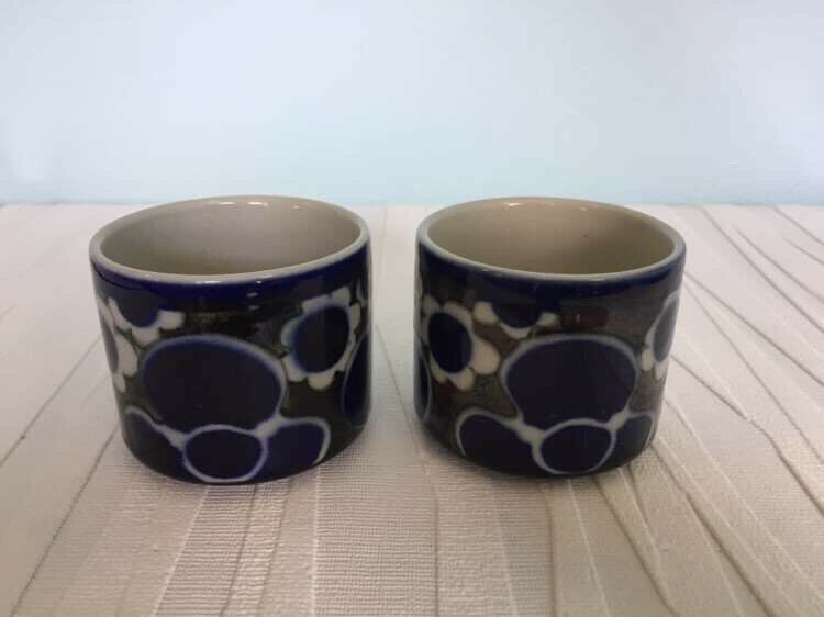 Read more about the article Arabia Finland 70s SAARA TEA/COFFEE TWO CUPS Flora Cobalt Brown Black 2 5/8″
