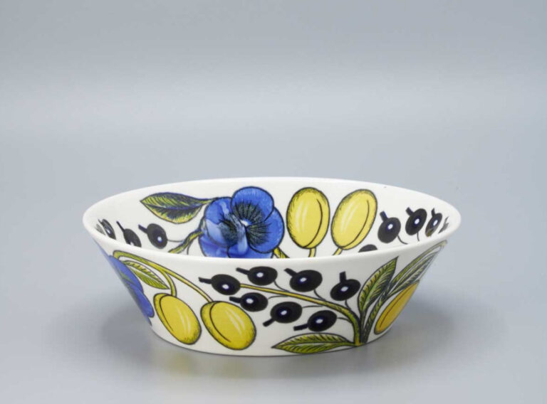 Read more about the article Arabia Paratiisi Serving Bowl