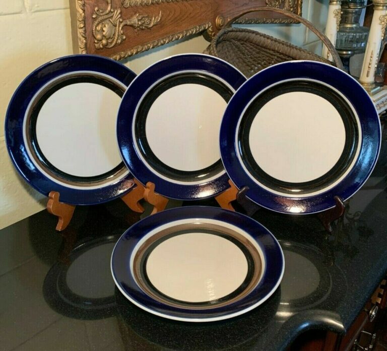 Read more about the article 4 Arabia Saara 10 1/4″ Dinner Plates Blue Brown and Black Hand Decorated Finland