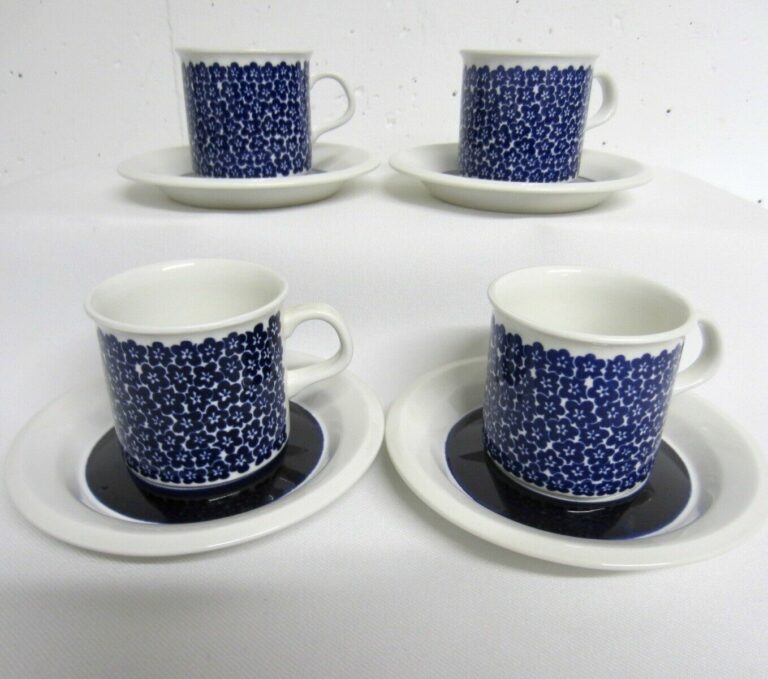 Read more about the article RARE Set/4 Cobalt Blue Flower ARABIA FINLAND FAENZA Demitasse Cups and Saucers