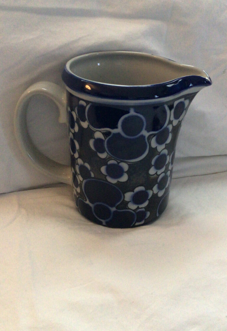Read more about the article Vintage Arabia Finland SAARA Pitcher 6 1/2″ Tall 32 oz Exc Cobalt Blue