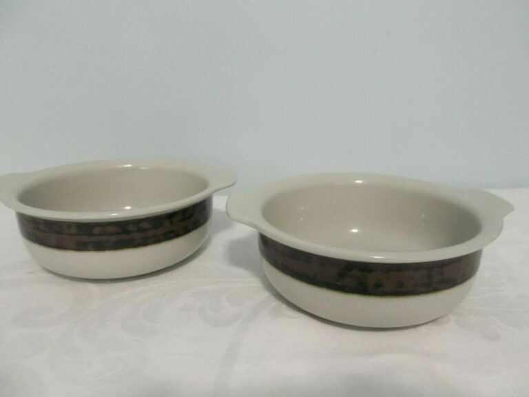 Read more about the article ARABIA FINLAND KARELIA LUGGED / HANDLED CEREAL BOWLS BROWN BAND  SET OF 2