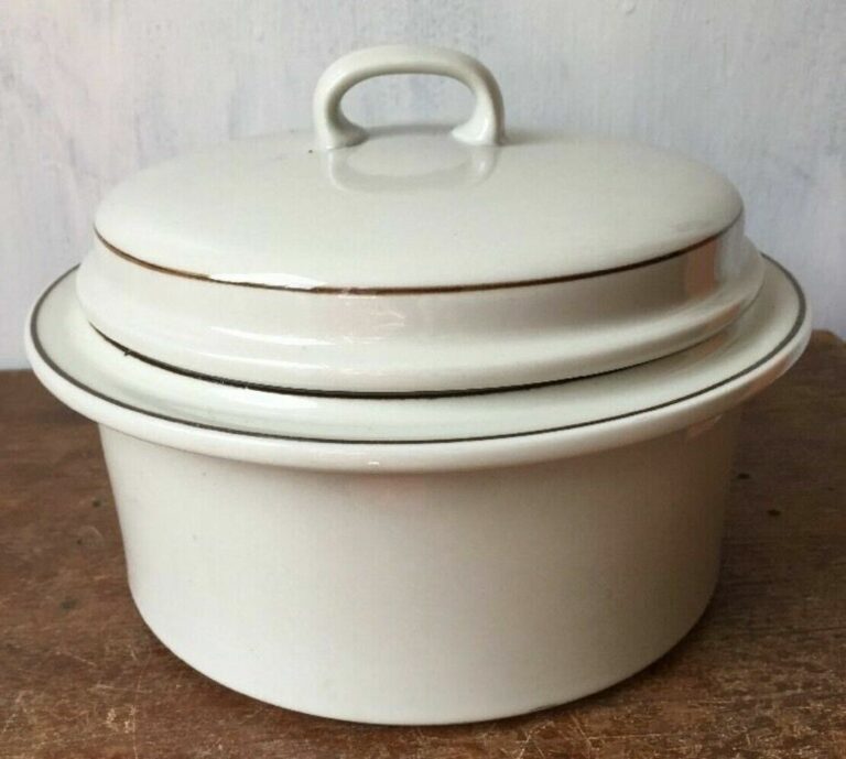 Read more about the article Arabia Finland Fennica Earthenware Pottery 1.5 QT Round Casserole with Lid