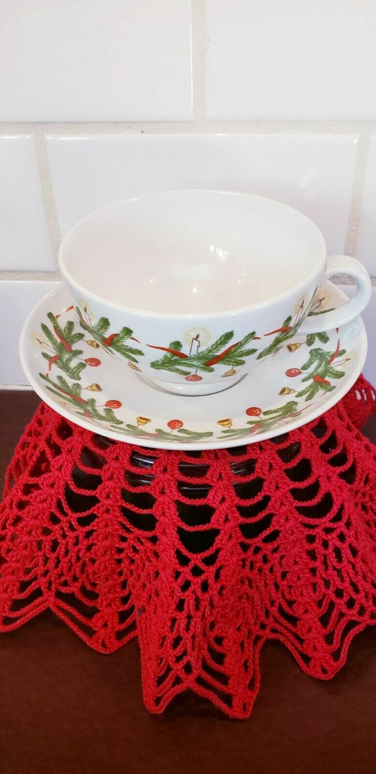 Read more about the article Vintage Christmas Wreath Footed Cup and Saucer by Arabia of Finland