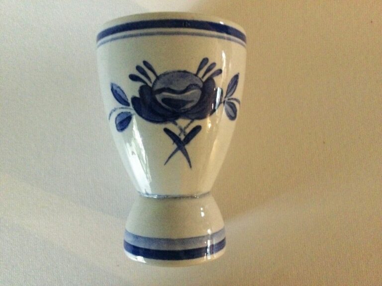 Read more about the article Vintage ARABIA of Finland Blue Rose Double EGG CUP hand painted