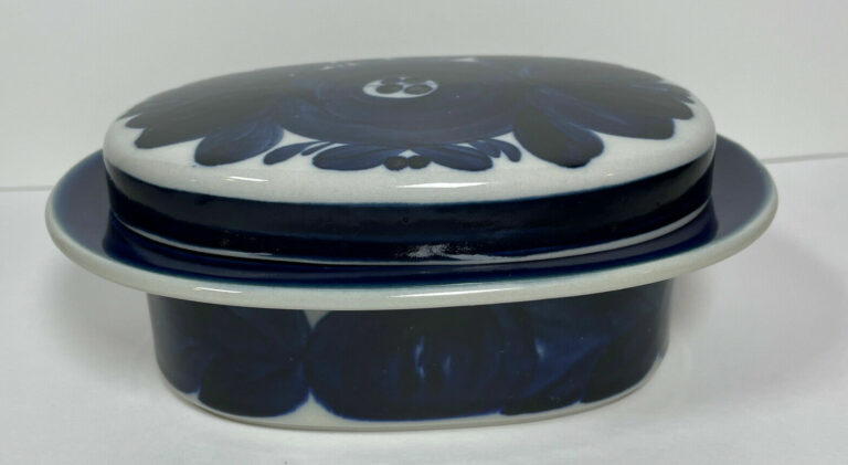 Read more about the article Arabia of Finland – Anemone Blue -RARE Covered Butter Dish
