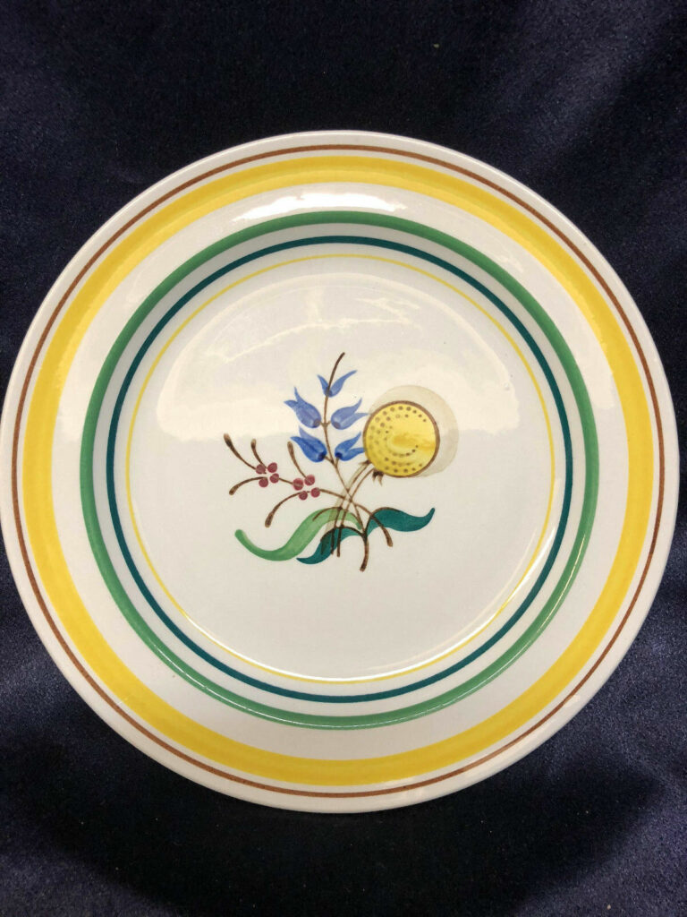 Read more about the article ARABIA OF FINLAND ARA12 SALAD PLATE 8 1/8″ YELLOW BAND YELLOW BLUE RED PLANTS