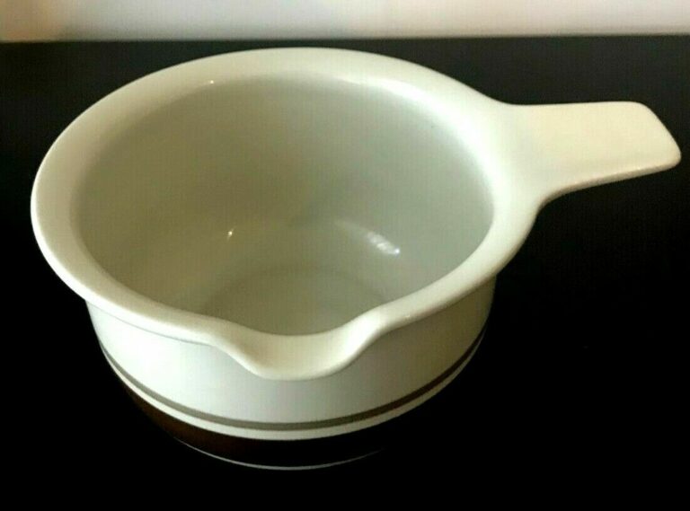 Read more about the article VINTAGE ARABIA PIRTTI FINLAND SAUCE GRAVY BOAT