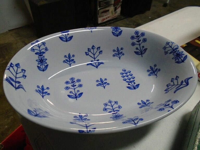 Read more about the article Arabia Finland Blue ‘Tapestry’ Vegetable Oval Bowl 9″