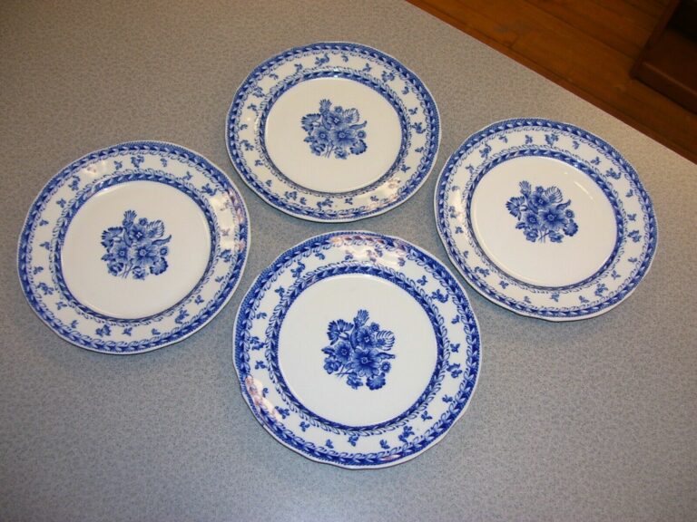 Read more about the article Vintage Arabia bread butter plates made in Finland (4) blue/white flower pattern