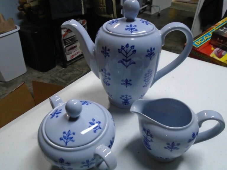 Read more about the article Vintage Arabia of Finland Blue ‘Tapestry’ Coffee Pot/Creamer/Sugar Bowl