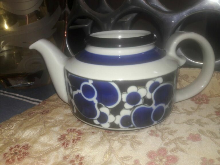 Read more about the article Arabia of Finland ~ SAARA ~ 5-Cup Teapot ~ No Lid Blue White
