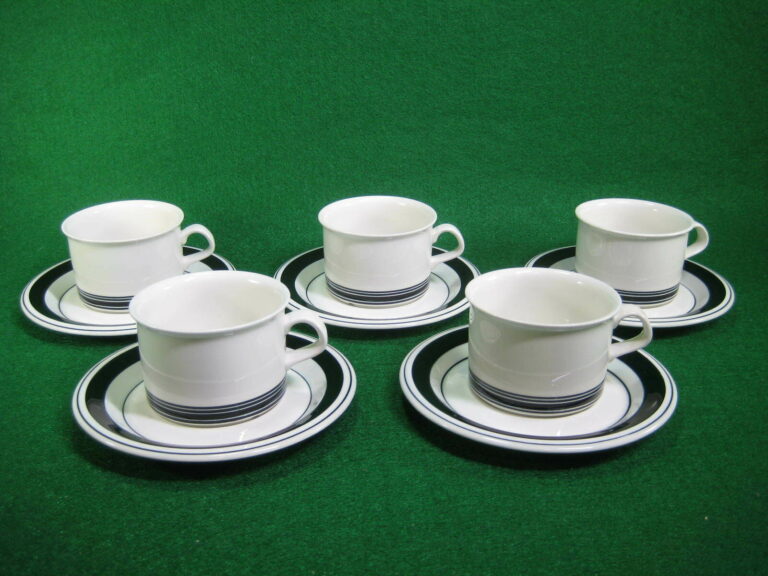 Read more about the article Five (5) Cups and Saucers.  Peter Winquist Faenza Black Stripe Arabia Finland