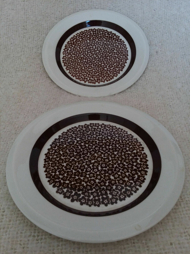 Read more about the article Two (2) Vintage ARABIA Finland Brown “Faenza” 6-¾” Bread and Butter Plates