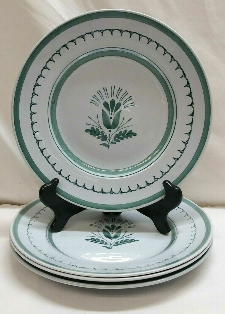 Read more about the article Arabia of Finland  Set of 4  Green Thistle Dinner Plates  10.5″  Good Condition