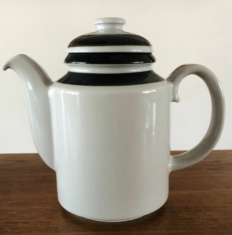 Read more about the article Vintage Arabia Finland Ruija Troubadour 8” Coffee Pot Teapot 1970s Mid-Century