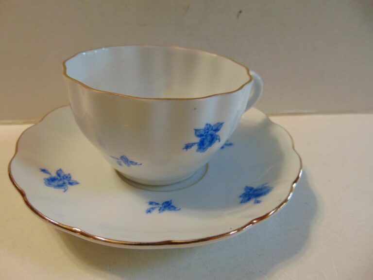 Read more about the article Arabia of Finland blue roses tea cup and saucer