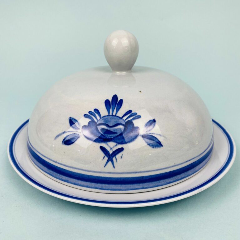 Read more about the article Vintage Arabia of Finland Blue Rose Toast Serving Plate with Lid Covered Dish