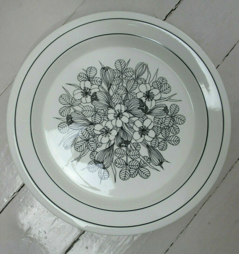 Read more about the article Arabia Finland Vintage Krokus Black and White Dinner Plate Esteri Tomula