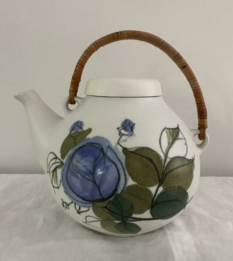 Read more about the article Arabia Finland Teapot Blue Roses Hilkka Liisa Ahola Ulla Procope Rattan Handle