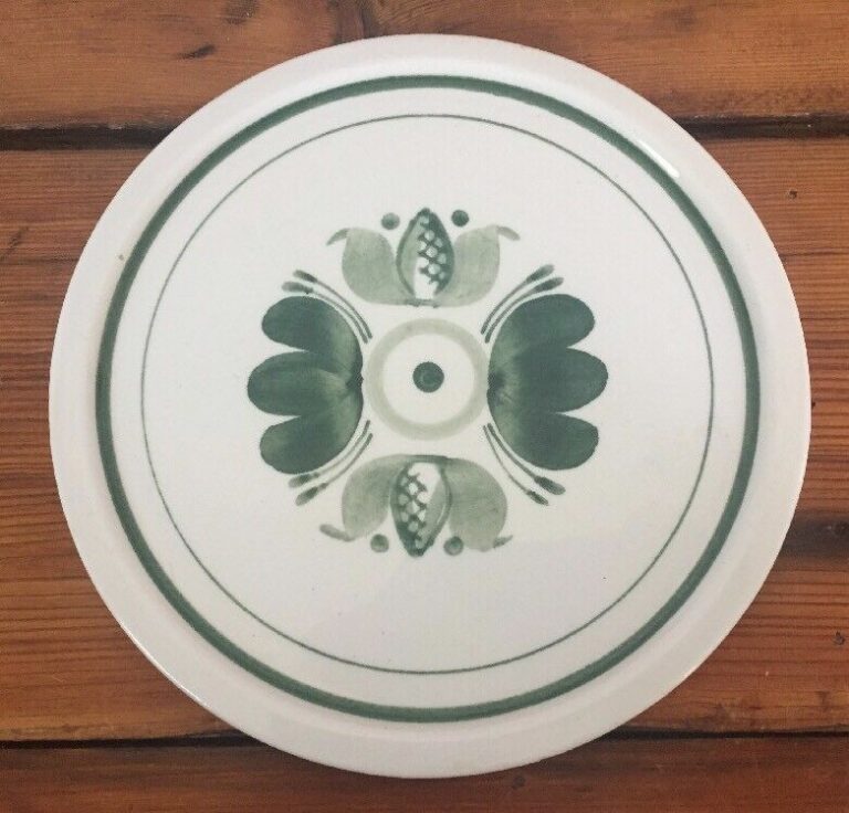 Read more about the article Vtg Arabia Finland Green Laurel Hand Paint Ceramic Pottery Hanging Trivet 6.5″