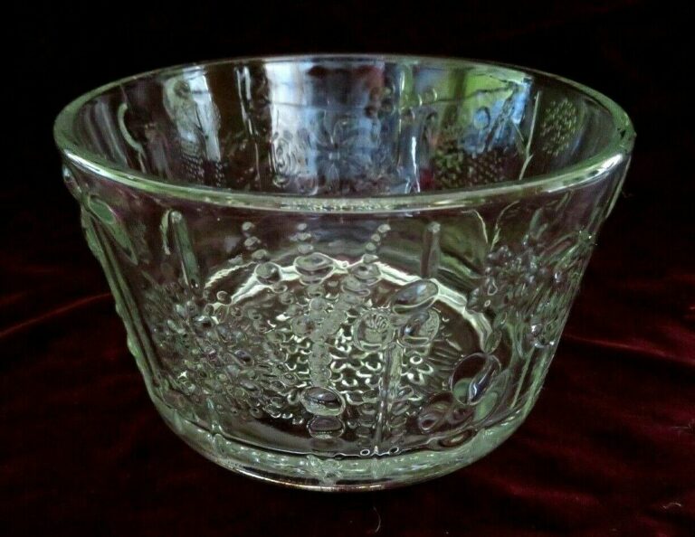 Read more about the article VTG IITTALA FLORA 5.5″ GLASS ICE or DIP BOWL  OIVA TOIKKA DESIGN ARABIA FINLAND