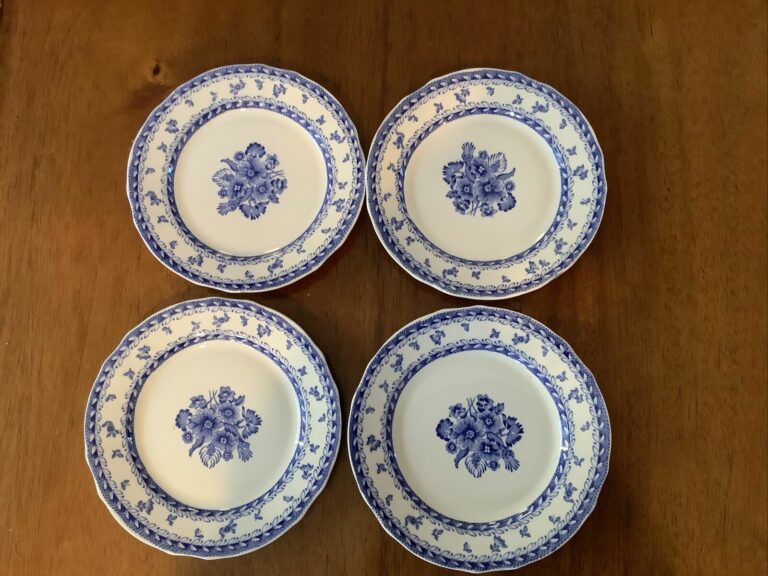 Read more about the article Set of 4 Arabia Finland Finn Flower (Blue) Bread or Dessert Plates