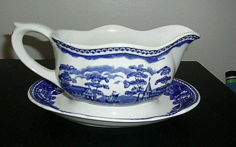 Read more about the article ARABIA FINLAND GRAVY BOAT WITH ATTACHED UNDERPLATE BLUE LANDSCAPE DESIGN CHURCH