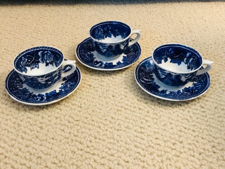 Read more about the article Vintage Set of Three (3) Arabia Demitasse/Childs Cup and Saucers Blue/White