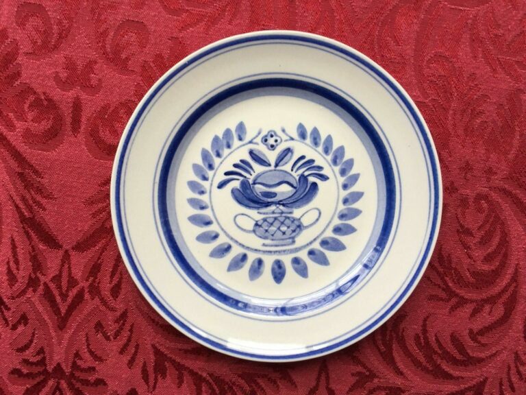 Read more about the article ARABIA – BLUE ROSE – 2 Bread and butter plates – FINLAND