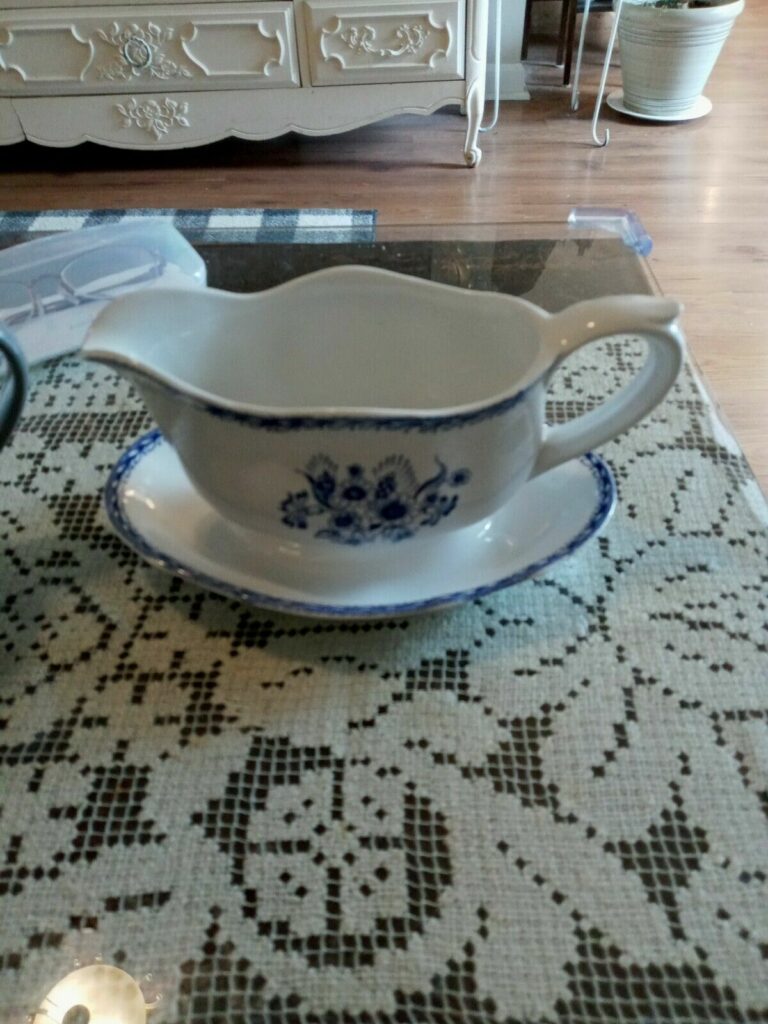 Read more about the article ARABIA FINLAND GRAVY BOAT WITH ATTACHED UNDERPLATE BLUE LANDSCAPE DESIGN CHURCH