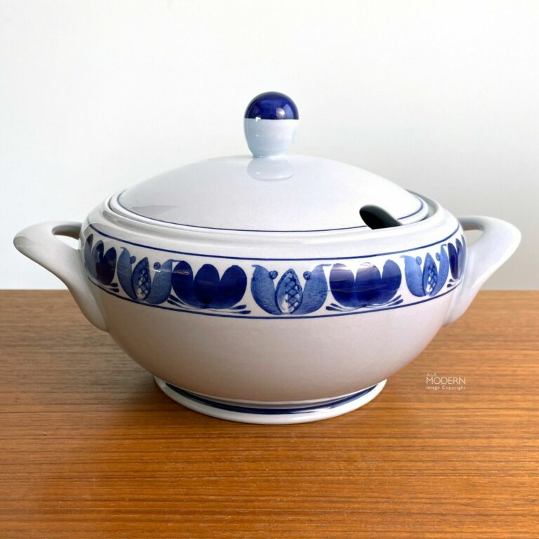 Read more about the article Arabia Finland Blue Laurel Covered Soup Tureen Scandinavian Modern Floral