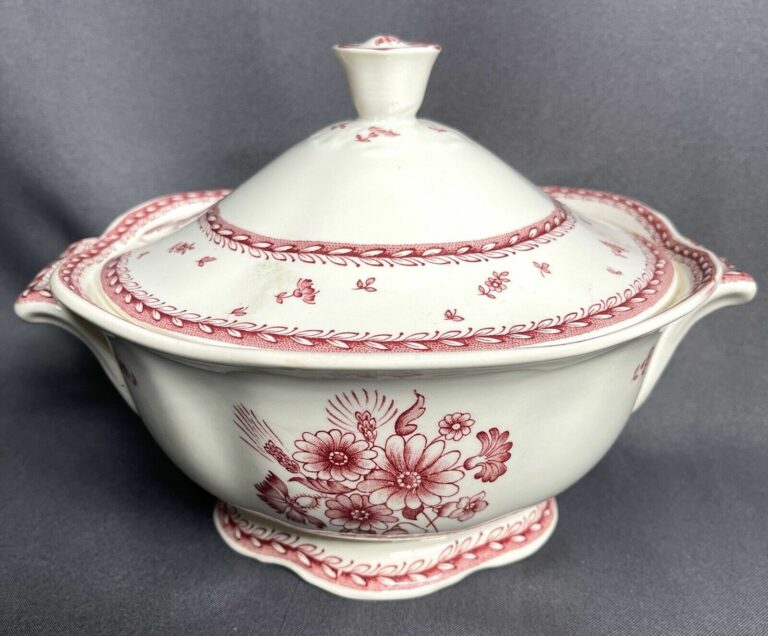 Read more about the article Arabia of Finland Finn Flower Red Tureen and Lid Vintage Red and White Dinnerware