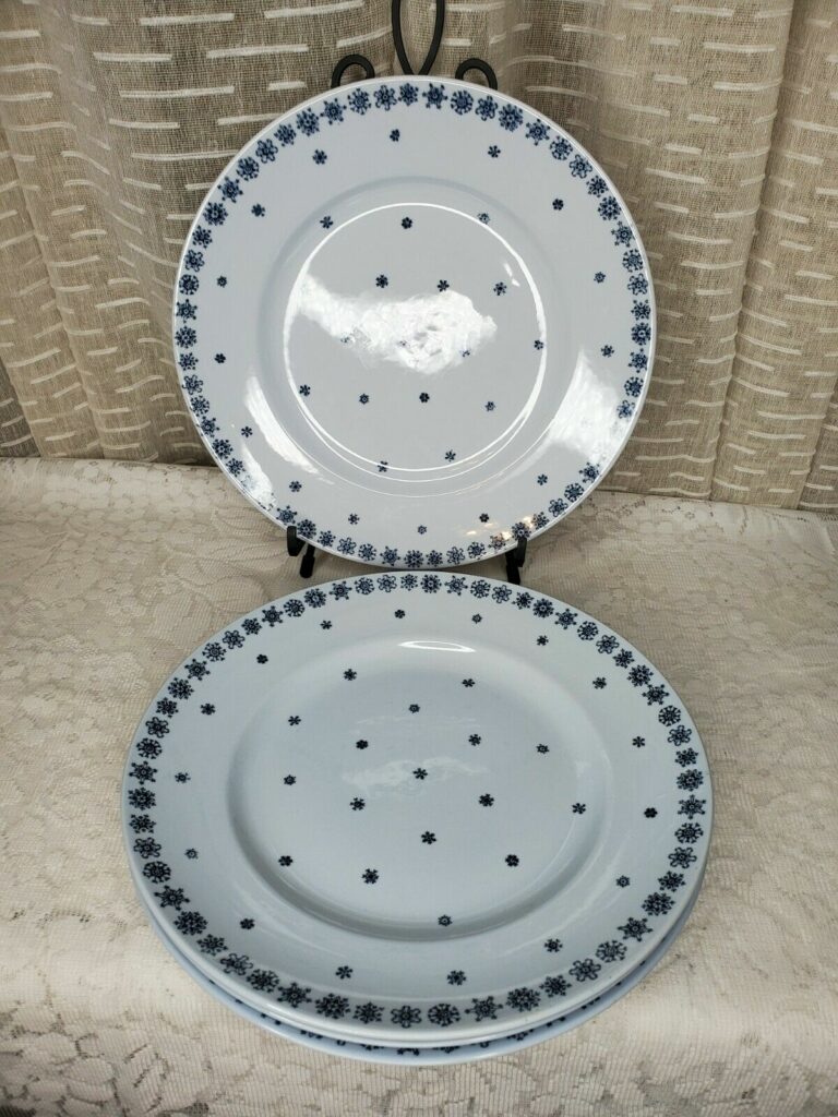 Read more about the article Arabia Finland Blue Snowflake Set Of 6 Dinner Plates 10 1/2″ Winter